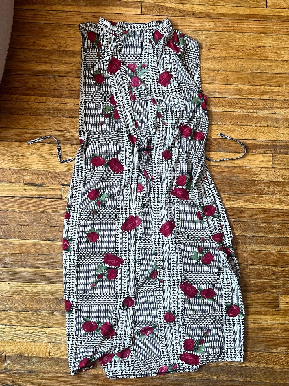 Sleeveless Black & White houndstooth plaid duster coat with Red Rose Print